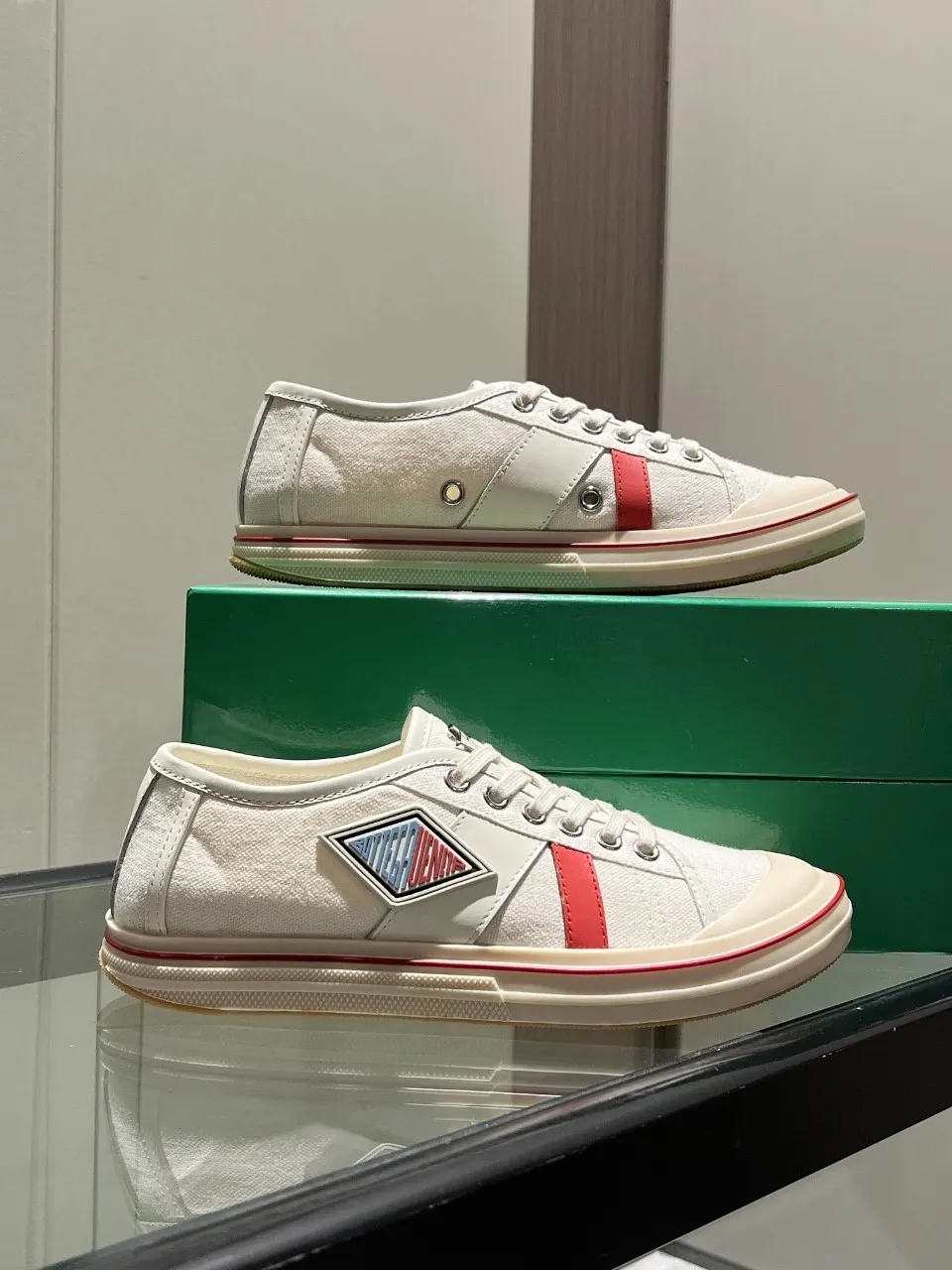 p518🐮🐮Bottega Veneta BV's latest Eliot series, retro basketball shoes, casual sports canvas shoes, become gods when they are launched! [Celebration] [Celebration] A 1:1 copy of the original version, [Fireworks] original material, [Fireworks] original color system, inspired by retro basketball sneakers, the color combination highlights youthful vitality, and perfectly interprets the theme of youth and childlike innocence. The details are also very particular. The summer canvas brings excellent durability and comfort. Designs such as calfskin trim, rubber toe caps and hand-painted retro red lines are full of retro feel. The round toe and convex sole add a modern feel and are suitable for various styles. Easily create a fashionable atmosphere. The upper foot is the focus...can be worn as a couple's shoes...each shoe has more taste and attitude! Fabric: Original customized high-density canvas + cowhide Lining: Original customized breathable canvas Insole: movable latex cowhide insole. Sole: original molded non-slip and wear-resistant TPU material. Sole thickness: 3cm. Size: women's size 35#-40#, men's size 39#-45#.